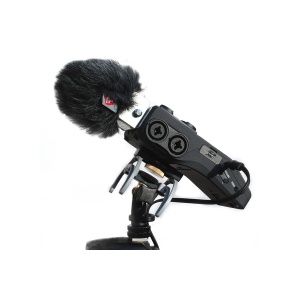 041130_portable_recorder_suspension_hd_zoom_h6_inuse_02